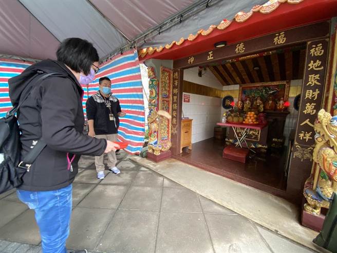 「風獅爺福德祠」的發財金求金活動，讓信徒「擲筊博好運」。(于家麒攝)