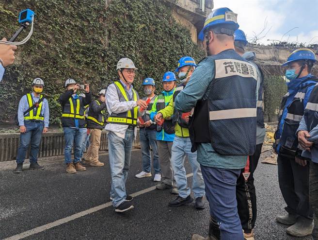 李四川致赠工程人员红包。（台北市新工处提供／李奇叡台北传真）
