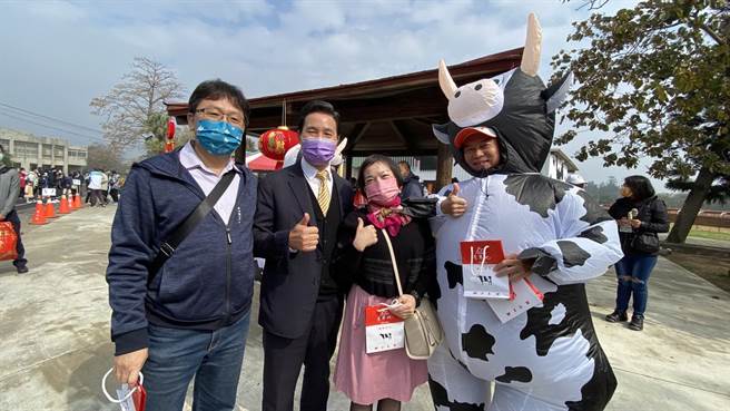 金門縣政府在農林漁牧四所，辦理「迎新春農業展」等一系列活動，金門縣長陳福海(左2)初一(22日)上午主持浯島媽祖平安鹽祭祈福祭典後，也前往走春。(黃敬文翻攝)