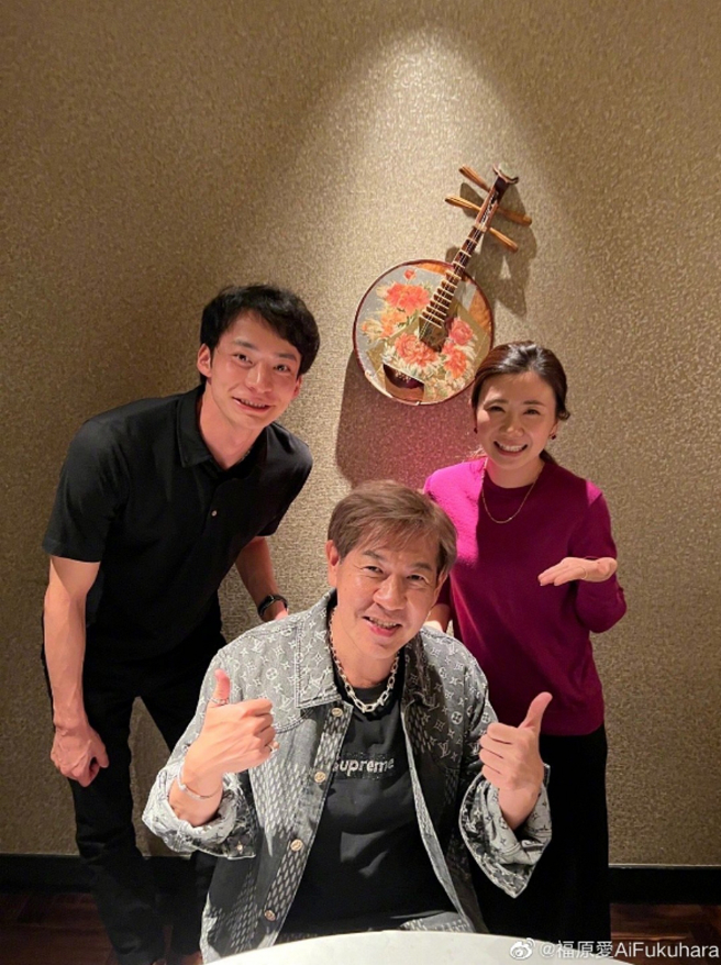 福原爱与整形外科医生杉浦功修（图中）、游泳选手入江陵介（图左）合照。（图／摘自福原爱微博）