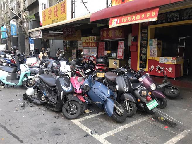 林姓男子的座车撞上路旁机车，被撞的机车被挤得迭在一起，宛如「迭迭乐」。(民眾提供)