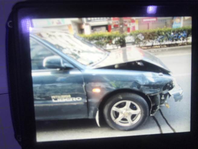 林姓男子的座车接连撞上3辆汽车、16辆机车，车头毁损严重。(民眾提供)