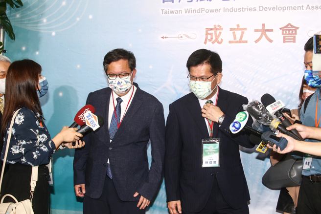 前交通部长林佳龙(右)、前桃园市长郑文灿(左)都曾被传是接掌阁揆的有力人选。（中时资料照／邓博仁摄）