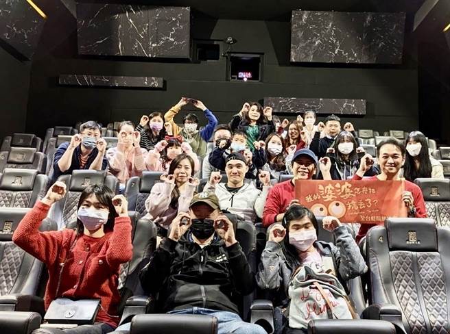 許傑輝和監製吳明憲除夕夜出席映後見面會。（威視提供）