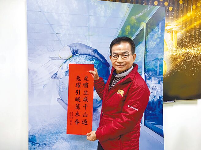 属兔的国民党立委赖士葆祝福全民新年快乐、兔年大吉，强调将持续强力监督民进党，让人民过好的生活。（张薷摄）