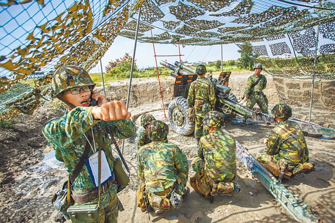 图为后备军人在演习中进行炮操演练。（军闻社）