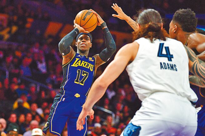 薛洛德（左）关键时刻连得5分，带领湖人逆转，终结灰熊11连胜。（路透）