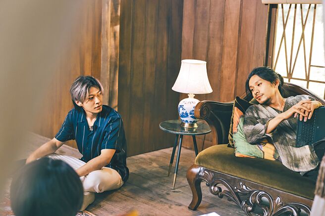 姚淳耀（右）与炎亚纶在《我愿意》互动CP感十足。（络思本娱乐制作提供）