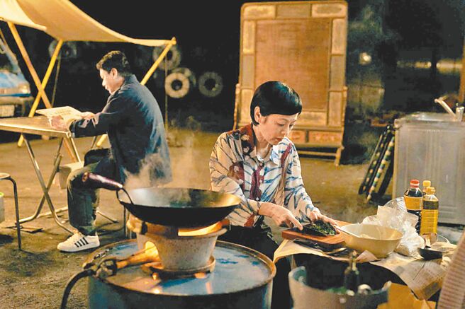 张艾嘉（右）饰演的角色为剧情发展穿针引线。（CATCHPLAY+提供）