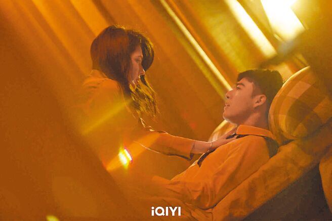 许玮宁（左）和陈昊森剧中有不少床戏。（爱奇艺国际站提供）