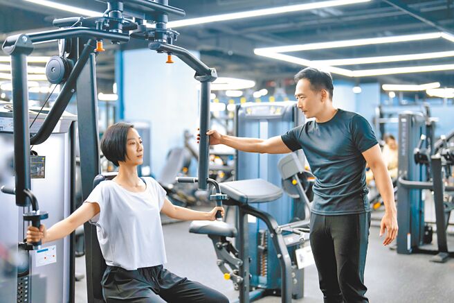 桂纶镁（左）和石头在剧中激情戏不断。（Disney+提供）