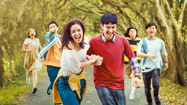 陈庭妮（左）和刘冠廷饰演错过彼此又重逢的恋人。（八大提供）