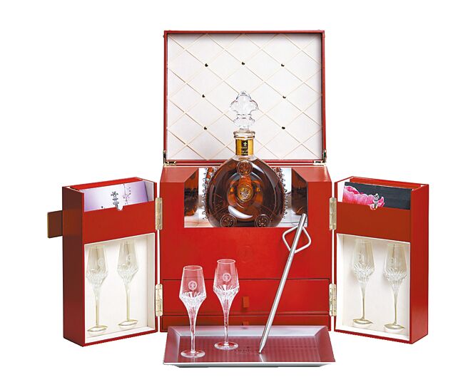 路易十三隆重限量推出「禮尊系列」：誓語紀念裝，限量僅13套，含酒杯、酒器等。（Louis XIII提供）飲酒過量 有害健康