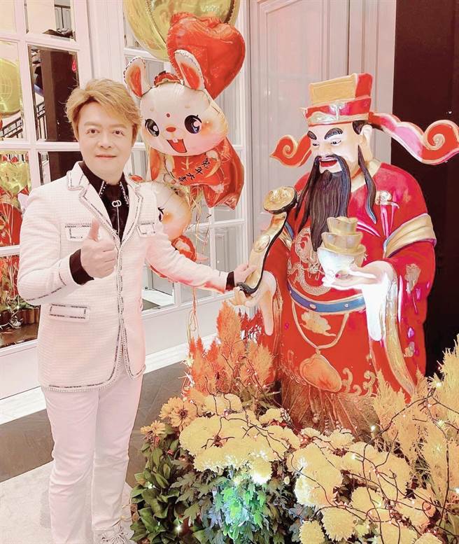 翁立友日前受邀赴新加坡演出，開心在當地享受過年氛圍。（豪記提供）