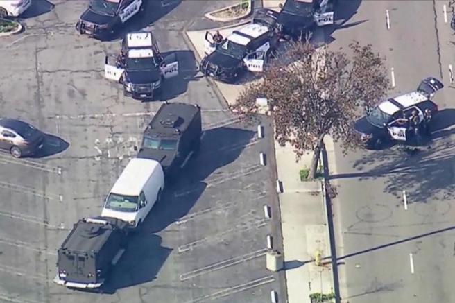 美国蒙特瑞公园市枪击案10死 警方与嫌疑犯对峙。（路透社）