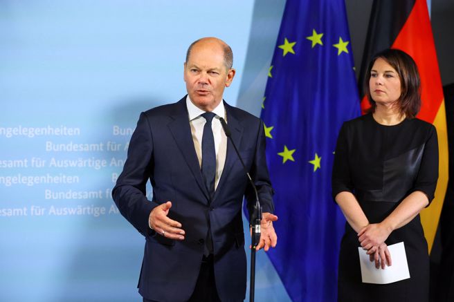德国总理萧兹（Olaf Scholz）向媒体发表声明，同时与外交部长贝尔伯克（Annalena Baerbock）站在一起。（路透社）