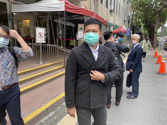 4年前国安局特勤人员利用总统专机出访的机会夹带9793条私菸，前少校军官吴宗宪（本报资料照片）