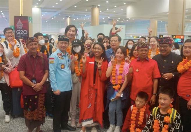 印尼峇里岛当地官员和大陆游客合影。（人民网）