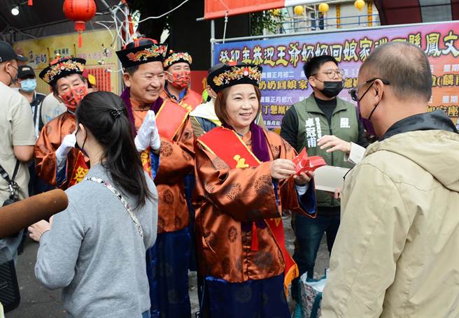 屏东县长周春米参与王爷奶奶回娘家活动，并在现场发放新春喜兔红包。(林和生摄)