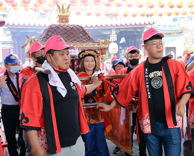 屏东县长周春米参与王爷奶奶回娘家活动。(林和生摄)