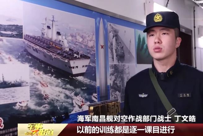 中方海军055型驱逐舰首舰「南昌」号上，竟然出现了英国退役航母「无敌」号（HMS Invincible）打完福克兰战争（Falklands War）后，正在返航的照片（左）。（央视）