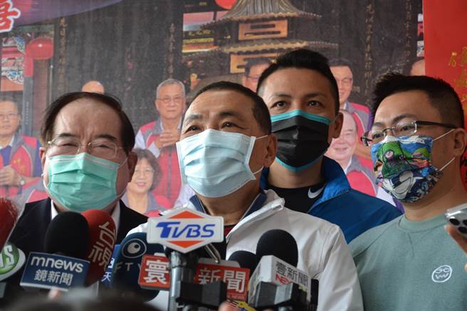 三重先嗇宮近期抽出國運籤，其中士籤是下下籤，籤意提及「財多反害己」，被外界解讀是暗示有意爭取總統大選之人。對此，新北市長侯友宜表示，平安健康最重要，絕對遠勝於財富。（蔡雯如攝）