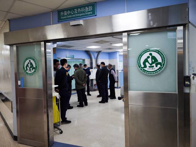 Changhua County Police Chief Zhang Guoxiong and his family have arrived at Changhua Christian Hospital. The police will explain further later.  (Photo by Wu Jianhui)