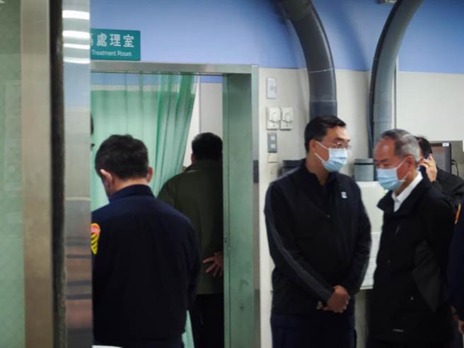 包括彰化县警局长张国雄、分局长王国峯及高伟伦的父母亲及姊姊都抵达医院。（吴建辉摄）