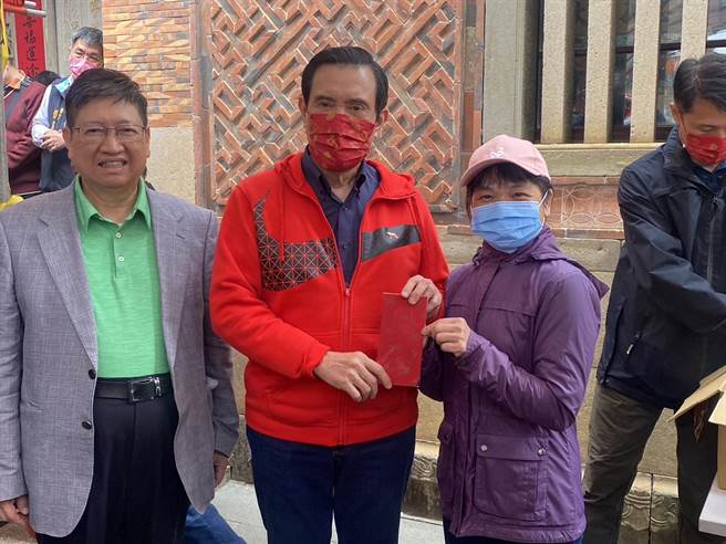 前总统马英九23日大年初二上午来到新竹县褒忠义民庙发送红包，不到9点就来排队的1位女性民眾开心抢得首位，领到9兔红包又跟马前总统合影，直呼开心又值得。（陈育贤摄）