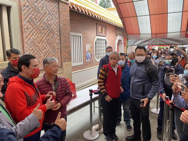 前总统马英九23日大年初二上午来到新竹县褒忠义民庙发送红包，人龙队伍更是长达近百公尺，马英九在新竹地区人气丝毫不减。（陈育贤摄）