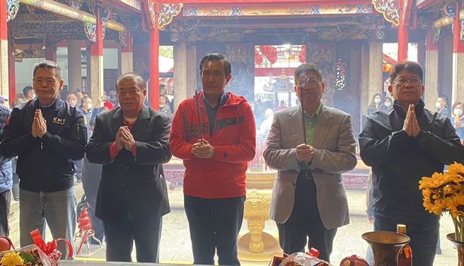 前总统马英九23日大年初二上午来到新竹县褒忠义民庙参香祈福，希望今年就能看见两岸和平新发展。（陈育贤摄）