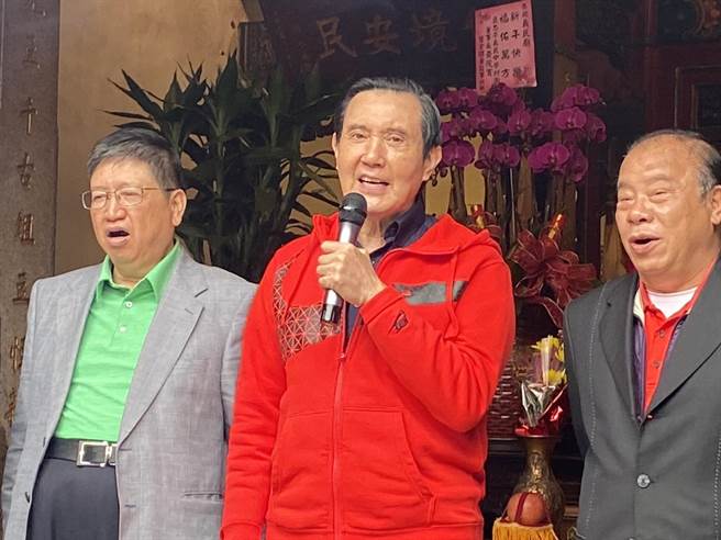 前总统马英九23日大年初二上午来到新竹县褒忠义民庙参香祈福，他说，希望今年就能看见两岸和平新发展。（陈育贤摄）