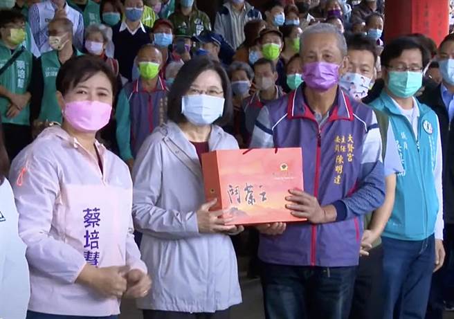 总统蔡英文到南投县名间大贤宫参香，强调现阶段最重要的谈判，就是打开台湾农业的国际市场。（民眾提供／杨静茹南投传真）