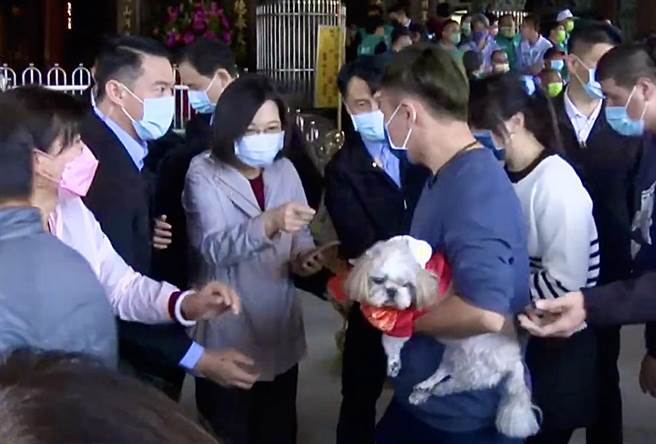蔡英文在名间乡大贤宫发兔年新春小红包，信眾抱着爱犬排队领取，立刻吸引其目光。（民眾提供／杨静茹南投传真）