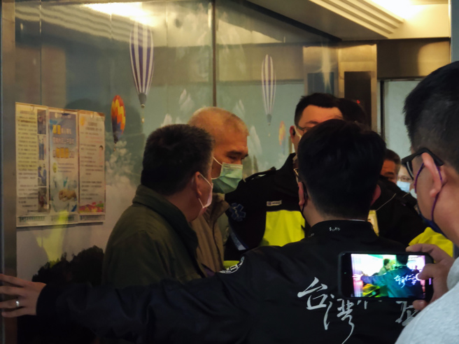 高偉倫爸爸（左2）面露疲態，在醫院全程不發一語。（吳建輝攝）