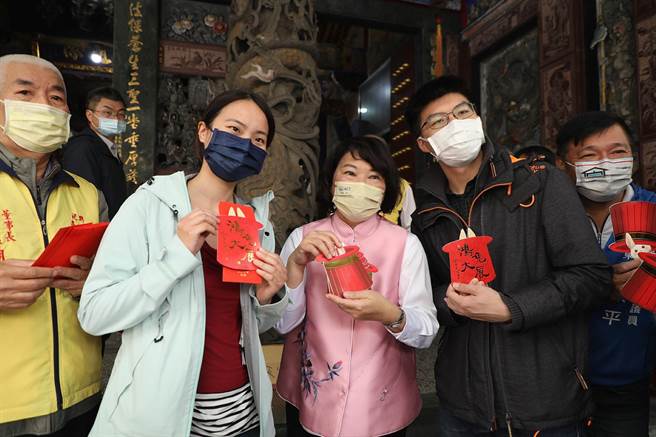 嘉義市長黃敏惠（右三）初二發送小紅包，民眾排隊搶領沾喜氣。（嘉義市政府提供／張朝欣嘉市傳真）