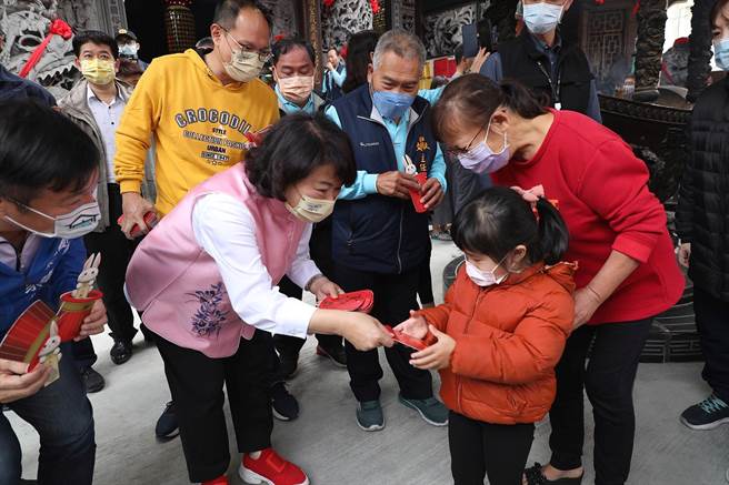 嘉義市長黃敏惠（右三）初二發送小紅包，民眾排隊搶領沾喜氣。（嘉義市政府提供／張朝欣嘉市傳真）