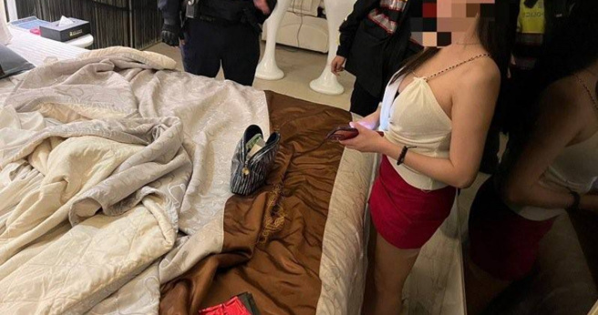 女公关遇警临检，甜喊老公，却因男客喊不出「老婆名字」，当场遭警戳破谎言，并在女公关的包包里搜出毒品。（图／翻摄画面）