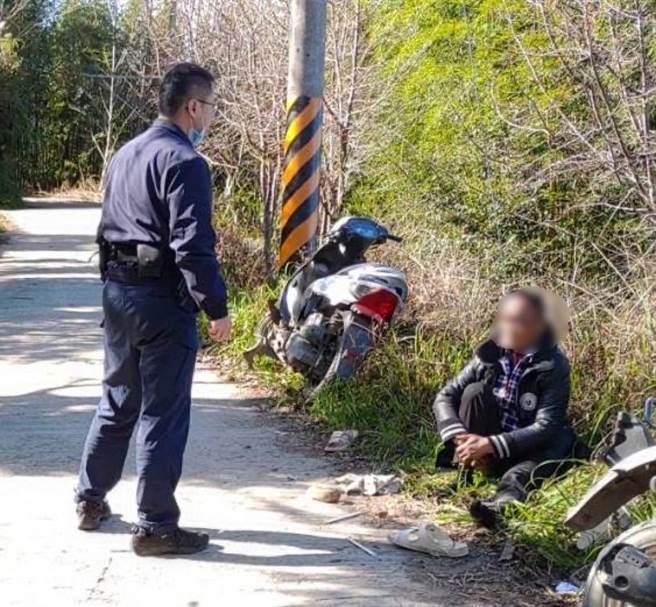 死者的叔公涉嫌酒后驾车造成家族悲剧，意外发生后呆坐在路边，懊悔不已。（警方提供／陈育贤新竹传真）