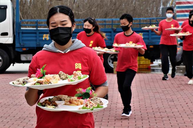 乌崁的娘家宴由知名的阿东海鲜餐厅操办，菜色有铁板大虾、鳗鱼油饭、鱼翅羹、涮火锅等10几道知名澎湖料理。（张茂雄摄）