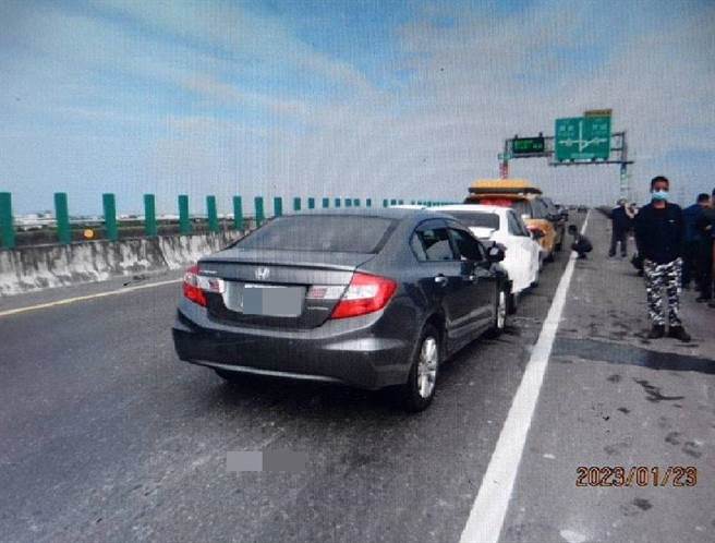 初二出游潮，台88快速道路发生5车追撞。(警方提供)