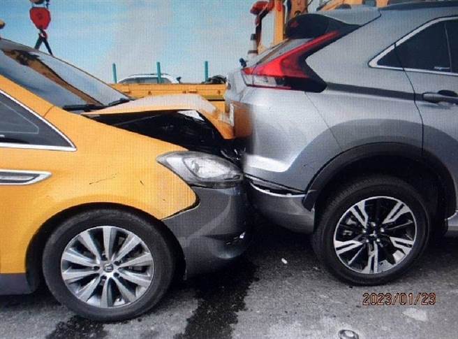 初二出游潮，台88快速道路发生5车追撞。(警方提供)