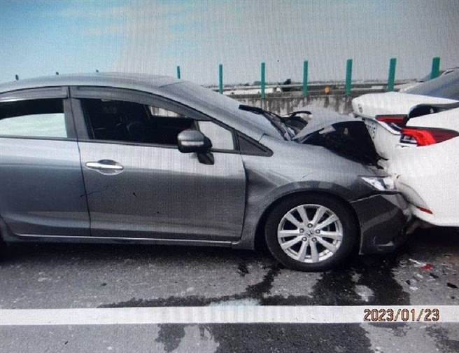 初二出游潮，台88快速道路发生5车追撞。(警方提供)