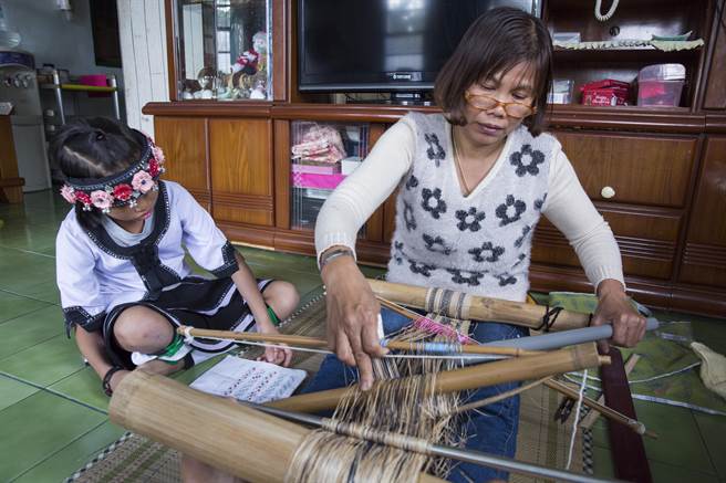 越配陳式凰（右）認真又勤快，已經把所有製作流程學得很專精，成為香蕉絲工坊台柱之一，她下班回家還會用地織機編織作品，補貼家用，女兒朱芳瑩自幼耳濡目染，也熟悉各項操作。（黃子明攝）