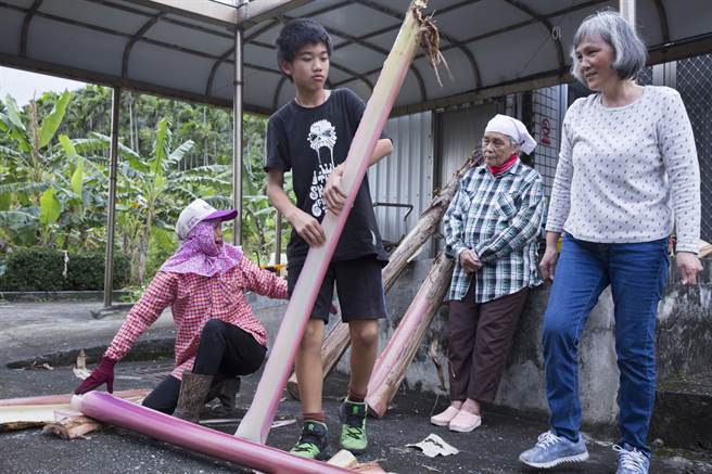 為傳承香蕉絲工藝，偕淑月（右起）、嚴玉英母女、越配陳氏凰共同參與新社國小民族文化課程的香蕉絲編織課程教學。（黃子明攝）