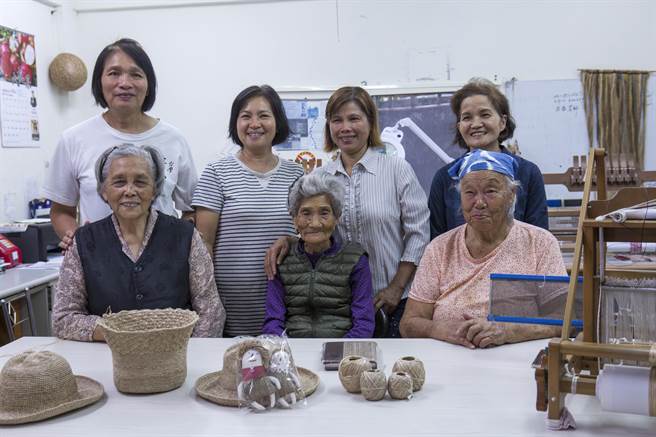 新社香蕉絲工坊成員嚴玉英（前排左起）潘烏吉、許來富、董湘蓮（後排左起）、潘靜英、陳氏凰、簡湘妍為不同世代、不同族群、不同國籍的一群女性，她們戲稱是聯合國，共同復振香蕉絲文化；其中潘烏吉已經辭世。（黃子明攝）