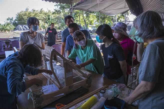 偕淑月（右一）、偕淑琴（左二）姊妹為傳承香蕉絲工藝，攜手返回噶瑪蘭族原鄉宜蘭壯圍奇立板社教導族人香蕉絲編織工藝。（黃子明攝）