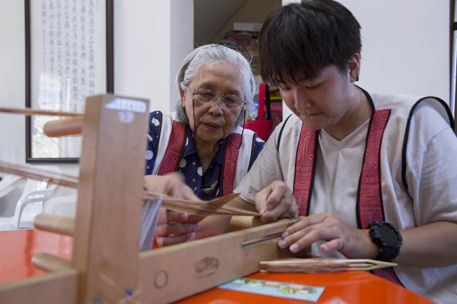 嚴玉英（左）利用孫女偕韻茹放假返家時教授香蕉絲編織，目前香蕉絲工藝傳承面臨年輕世代斷層危機。（黃子明攝）
