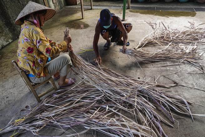 新社香蕉絲工坊經理潘靜英（左）與同事整理曬乾的香蕉絲。（黃子明攝）