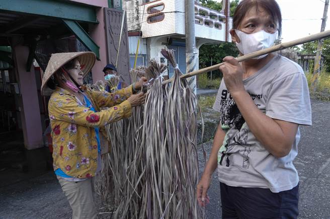 新社香蕉絲工坊經理潘靜英（左）與同事整理曬乾的香蕉絲。（黃子明攝）
